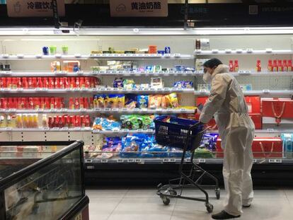 Un cliente empuja un carrito de la compra en un supermercado de Hema Fresh, una cadena de Alibaba. 