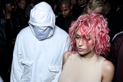 Kanye West y su mujer, Bianca Censori, el 19 de junio de 2024, en la semana de la moda de París (Francia).
