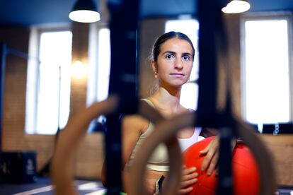 Ana Noya entrena en un gimnasio de Madrid antes de competir en Bilbao en pareja femenina.