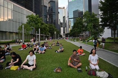 Un grupo de personas reza ante la sede gubernamental en Hong Kong, el 15 de junio de 2019.