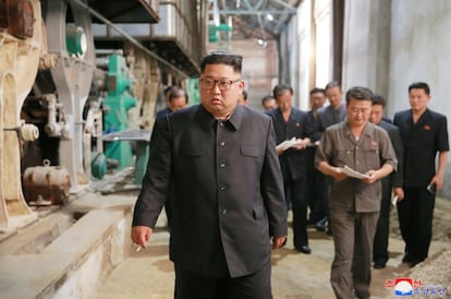El líder norcoreano Kim Jong-Un visita una fábrica en Sinuiju, Corea del Norte, en esta foto sin fecha publicada por la Agencia Central de Noticias de Corea del Norte (KCNA). 