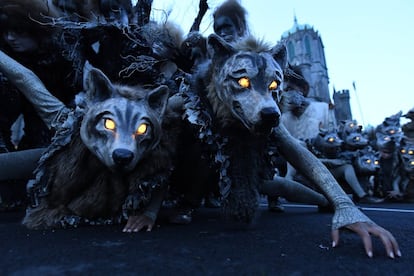 Miembros de la compañía de teatro callejero Macnas participan en un desfile con motivo de Halloween en Galway (Irlanda), el 28 de octubre de 2018.