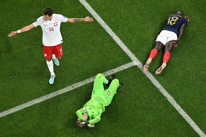 Wojciech Szczesny y el defensa francés Dayot Upamecano, en el suelo, tras una jugada.