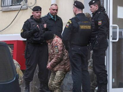 Uno de los marinos ucranios, sale este martes del juzgado en Simferópol.