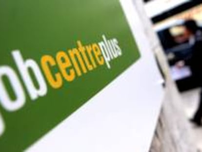 En la imagen, un peatón caminando junto a un centro de empleo en Londres (Reino Unido). EFE/Archivo