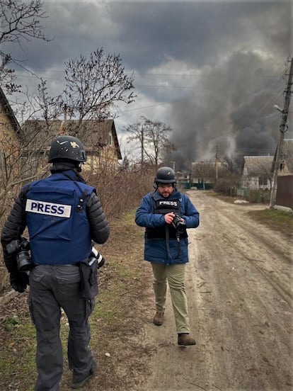 El fotoperiodista Luis de Vega en Stoyanka, el día antes de que la zona cayera en manos de tropas rusas. / Nicolás Castellano