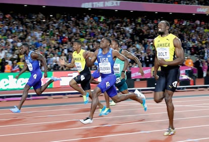 Justin Gatlin (Estados Unidos), Yohan Blake (Jamaica), Christian Coleman (Estados Unidos) y Usain Bolt (Jamaica), compiten en la final de los 100 metros masculinos durante los Mundiales de Londres.