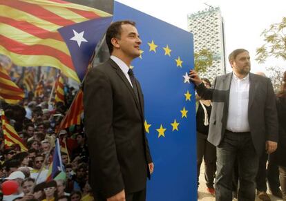 El candidato de ERC a la presidencia de la Generalitat, Oriol Junqueras (d), junto al portavoz de este partido en el Congreso, Alfred Bosch (i) en Hospitalet de Llobregat.