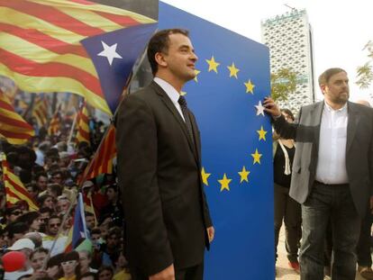 El candidato de ERC a la presidencia de la Generalitat, Oriol Junqueras (d), junto al portavoz de este partido en el Congreso, Alfred Bosch (i) en Hospitalet de Llobregat.