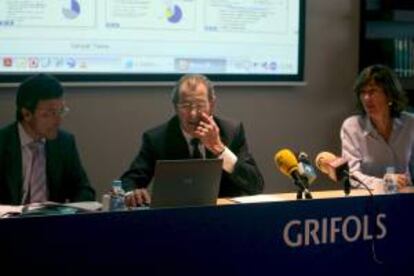 El presidente y consejero delegado de Grifols Víctor Grifols (c), con el director financiero de la empresa Alfredo Arroyo (i), y Nuria Pascual (d). EFE/Archivo