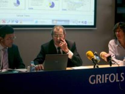 El presidente y consejero delegado de Grifols Víctor Grifols (c), con el director financiero de la empresa Alfredo Arroyo (i), y Nuria Pascual (d). EFE/Archivo