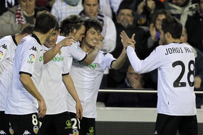 David Silva, en el centro, celebra uno de sus goles ante el Athletic