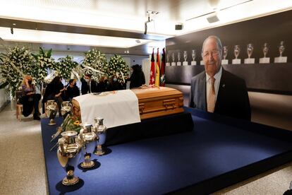 El último adiós a la leyenda del Real Madrid reabrió un Santiago Bernabéu en obras para que todos los aficionados que lo desearan pudieran acercarse a rendir el último tributo al único jugador con seis Copas de Europa del mundo.