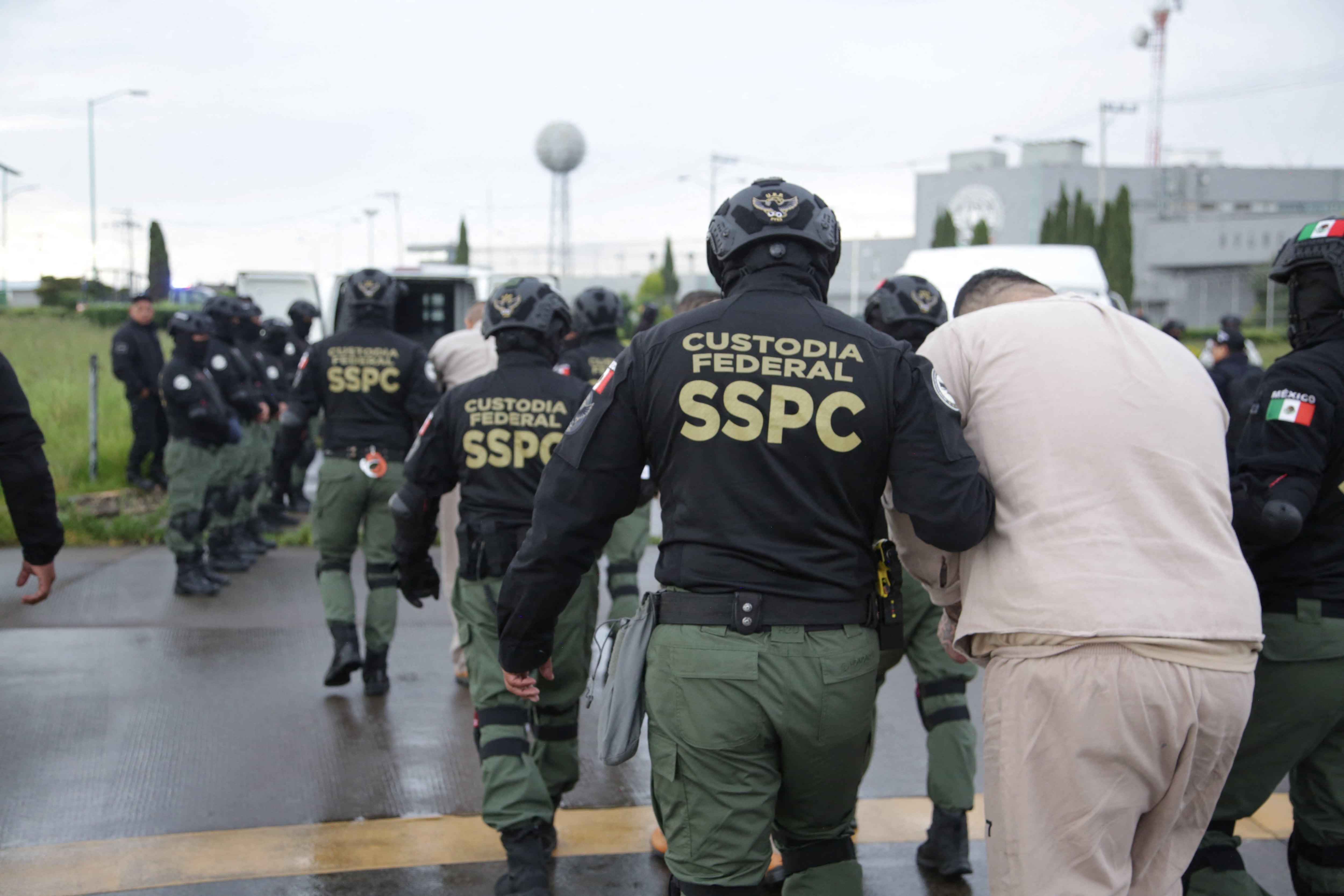 Extradición, traslado, expulsión o envío: la controversia legal detrás de las entregas masivas de capos a Estados Unidos