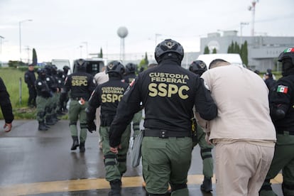 Traslado de presos con vínculos con el narco, en la prisión del Altiplano, el 12 de agosto de 2025.