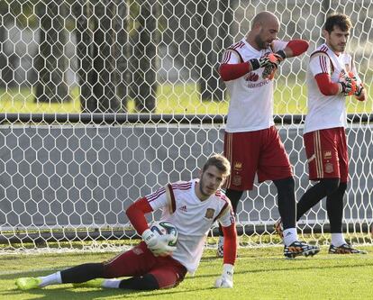 De Gea para un bal&oacute;n en presencia de Reina y Casillas