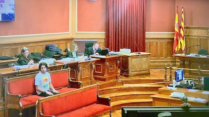 El acusado de matar a su exnovia de 26 años en el barrio de El Clot de Barcelona en marzo de 2022 durante el juicio con jurado popular que se celebra en la Audiencia de Barcelona.