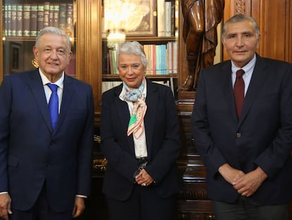 Andrés Manuel López Obrador, Olga Sánchez Cordero y Adán Augusto López como nuevo titular de la SEGOB, en Palacio Nacional.