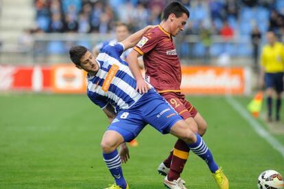 Toti y Borja San Emeterio luchan por el balón