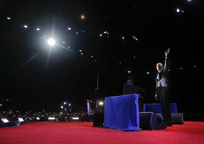 Barack Obama dijo adiós esta noche a los estadounidenses alertando de las amenazas que se ciernen sobre la democracia, advirtiendo de que esta “corre peligro cuando se la da por segura”, que se rompe “si se cede al miedo”. En la imagen, Barack Obama, en un momento del discurso.