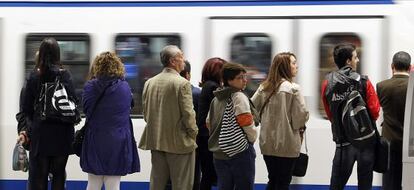 Pasajeros en una estaci&oacute;n del metro mientras pasa un convoy en una de las jornada de huelga conjunta del Metro y la EMT del pasado octubre.