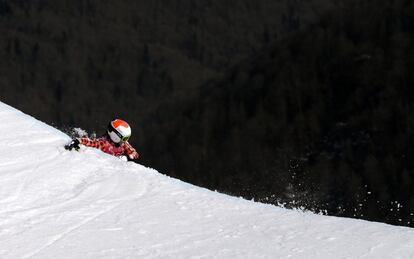 El canadiense Brady Leman se cae durante un salto después de estrellarse en la final de esquí de fondo de los hombres en el Rosa Khutor Extreme Park en los Juegos Olímpicos de Invierno de 2014, Jueves, 20 de febrero 2014, en Krasnaya Polyana, Rusia. (AP Photo / Sergei Grits)