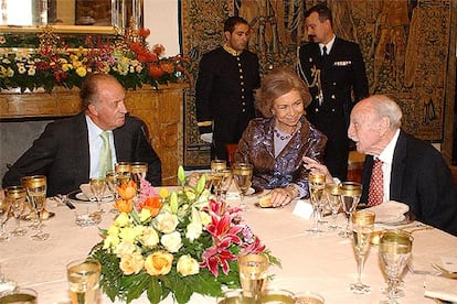 Don Juan Carlos y doña Sofía conversan con Francisco Ayala durante el almuerzo celebrado por el Instituto Cervantes.