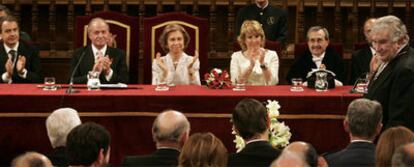 De izquierda a derecha, José Luis Rodríguez Zapatero, don Juan Carlos y doña Sofía, Esperanza Aguirre y Virgilio Zapatero aplauden al poeta Antonio Gamoneda (derecha).