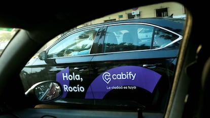 Un veh&iacute;culo de Cabify.