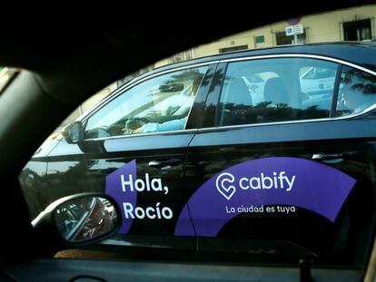 Un veh&iacute;culo de Cabify.