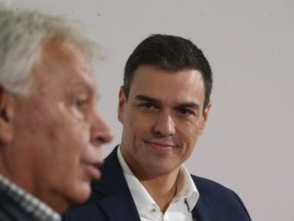 Felipe González y Pedro Sánchez, este viernes en Madrid.