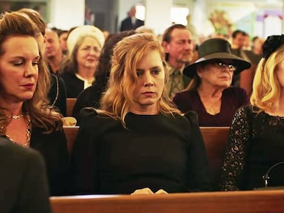 Elizabeth Perkins, Amy Adams y Patricia Clarkson, en 'Heridas abiertas'.