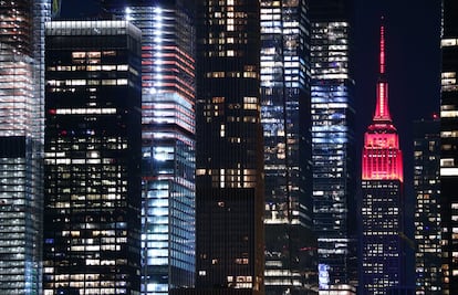 El edificio Empire State de Nueva York se ilumina de rojo en homenaje al aterrizaje del vehículo en Marte.