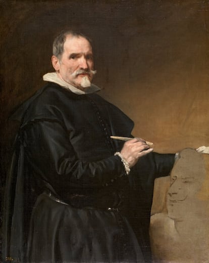 <p>Hacia 1635. Óleo sobre lienzo, 109 x 88 cm.</p><p></p><p>Representa al escultor que aparece modelando una cabeza de Felipe IV, y constituye uno de los retratos de artistas más importantes de la pintura española del siglo XVII, porque además de su calidad es un auténtico manifiesto sobre la imagen que querían propagar de sí mismos los artífices. El escultor mira fijamente al espectador, de manera que es más importante su expresión y su rostro que su actividad manual; además, aparece con unas vestiduras que contradicen cualquier rastro artesanal y se dedica a una de las actividades socialmente más útiles en las que podía emplearse un artista: el retrato de los rasgos de su rey, con lo que hacía un importante servicio propagandístico.</p>