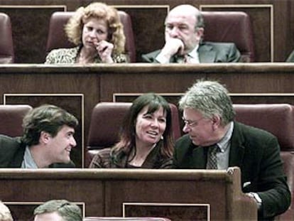 Felipe González (a la derecha), junto a Micaela Navarro y Juan Francisco López Aguilar.