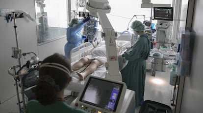 Interior de la UCI Covid del Hospital de Bellvitge (Barcelona).