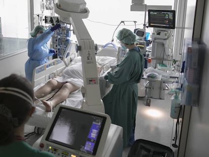 Interior de la UCI Covid del Hospital de Bellvitge (Barcelona).