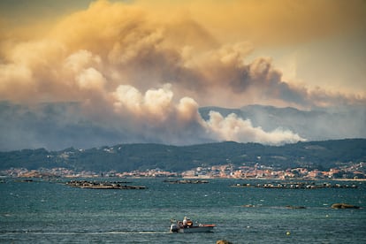 Nubes de humo tras el incendio declarado el viernes en Borio (A Coruña).