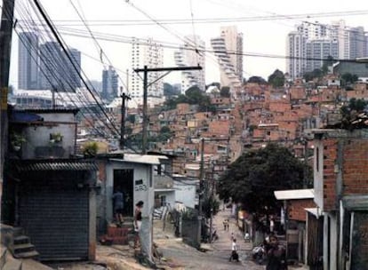 Las torres de pisos conviven junto a las favelas en São Paulo.