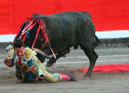 Diego Urdiales resultó alcanzado por el segundo toro de su lote.