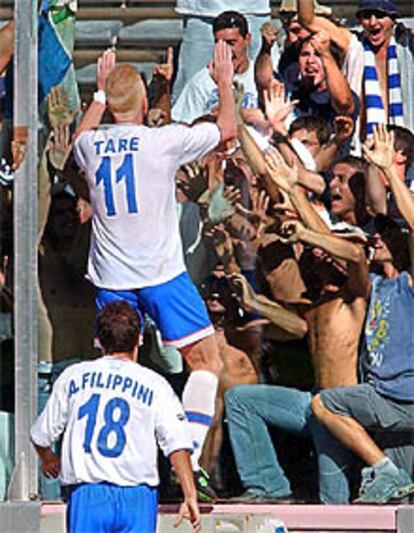 Igli Tare celebra un gol con los hinchas del Brescia.