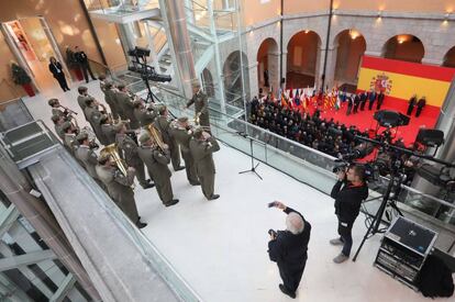La banda tocando el himno de España en el acto.