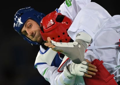 El taekwondista de Azerbaiyán, Radik Isaev (i), durante un combate frente a Ruslan Zhaparov de Kazajistán, en la fase de clasificación de más de 80 kg.