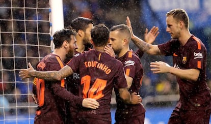 Los jugadores del Barcelona celebran el primer segundo gol en Riazor. 