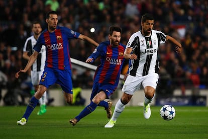 Messi y Sergio Busquets durante el partido ante la Juventus.