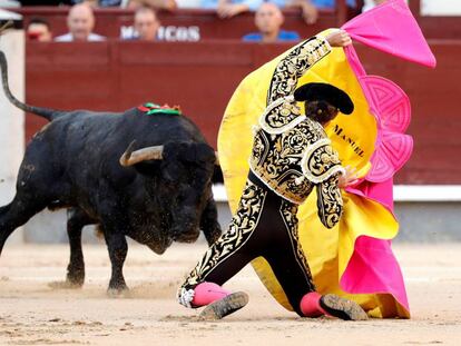 El diestro Manuel Escribano da un pase con el capote al primero de su lote, durante el sexto y último festejo de la Feria de Otoño.
 