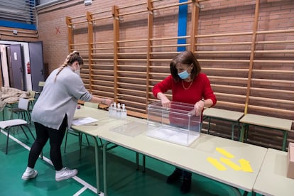 Preparación de una mesa electoral en el colegio León Felipe de Fuenlabrada (Madrid), este lunes.