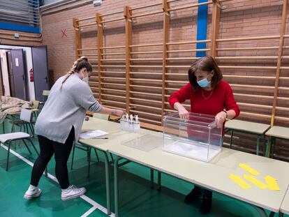 Preparación de una mesa electoral en el colegio León Felipe de Fuenlabrada (Madrid), este lunes.