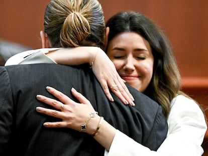 Johnny Depp abraza a su abogada, Camille Vasquez, tras el interrogatorio a Amber Heard en el juicio que se celebra en Farirfax (Virginia).