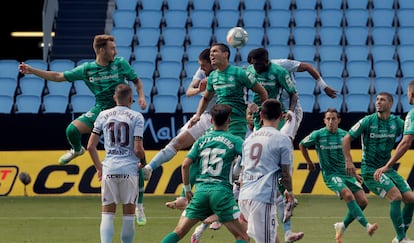 Jugadores del Celta y del Betis disputan el balón durante el encuentro disputado este sábado en el estadio de Balaidos, en Vigo. EFE / Salvador Sas.